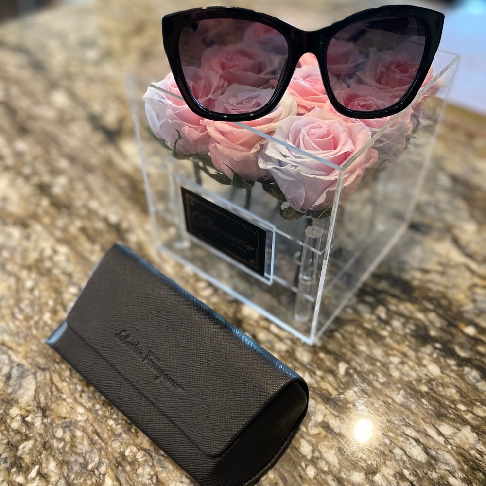 Authentic Ferragamo Sunnies✨